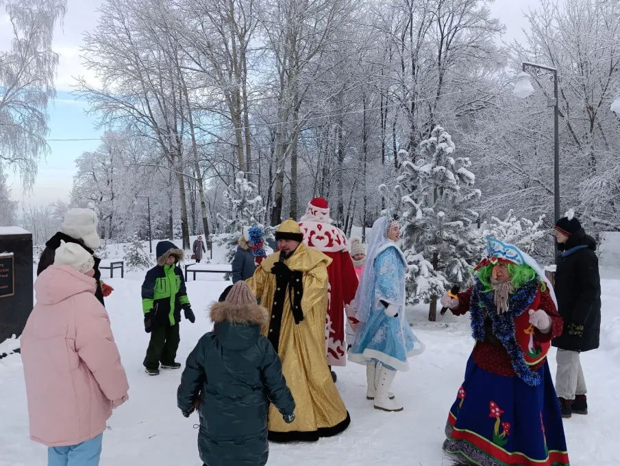 В преддверии  зимних каникул Новогоднее представление для павловских ребят прошло на набережной в Павлове